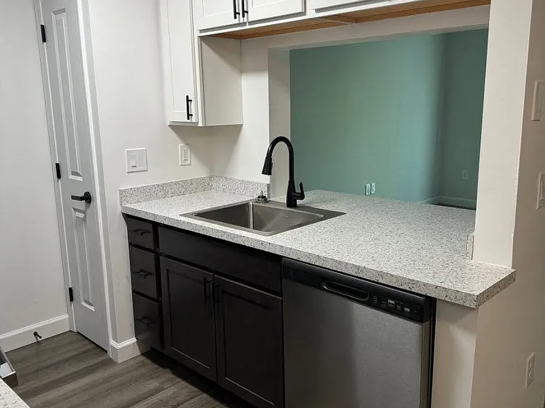 Hilltop Apartments — Photo 8
