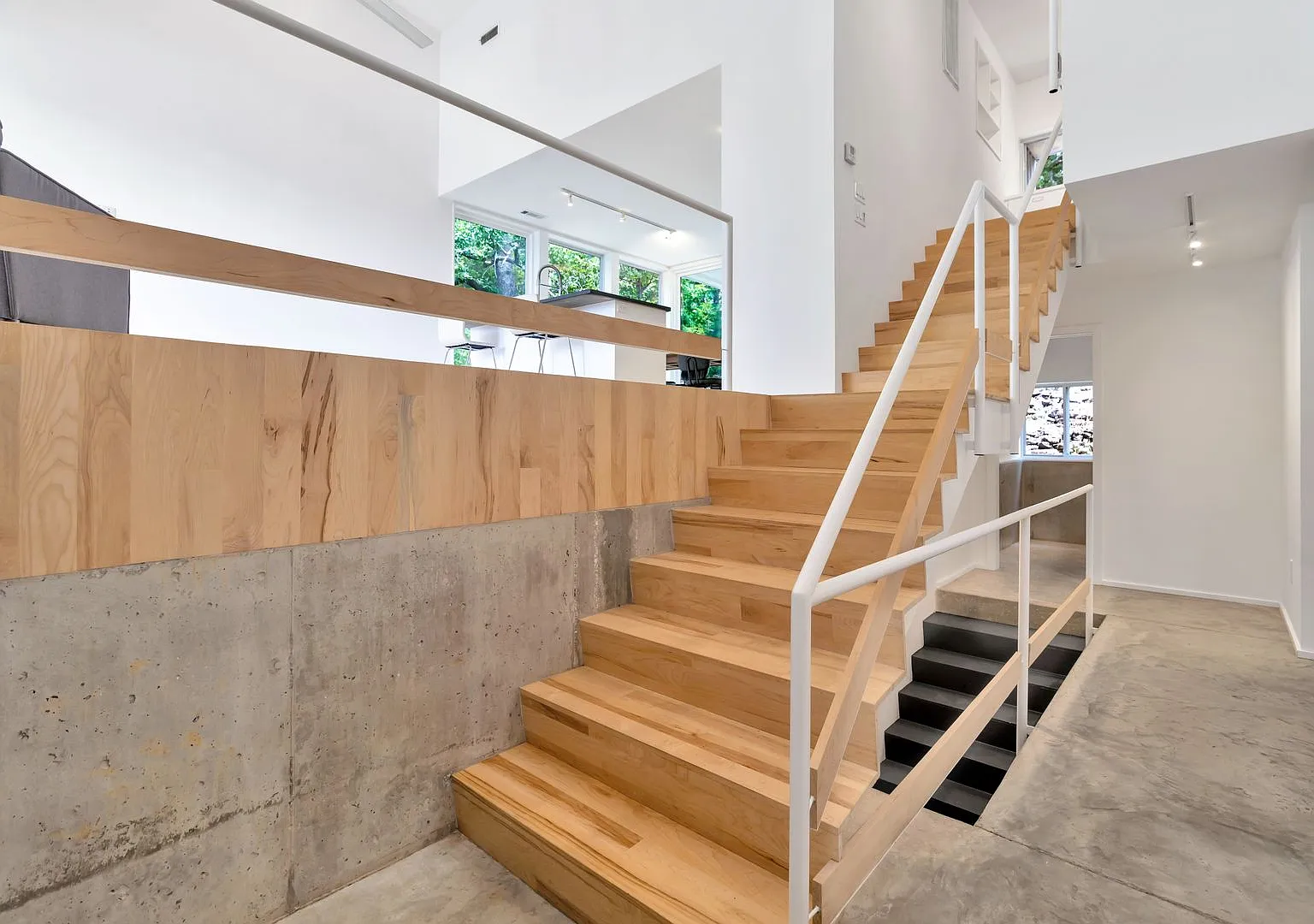 Stunning 3 Bedroom home in unbeatable location — Photo 4