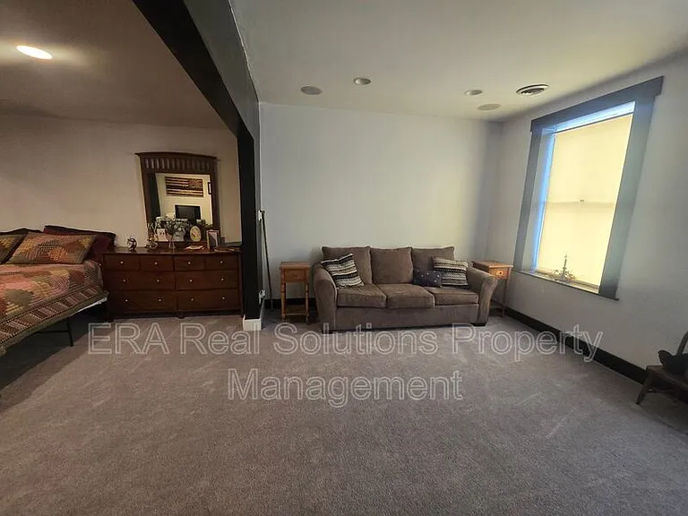 122A S High St — Photo 2