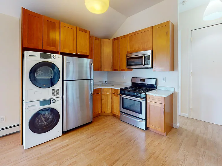687 Montgomery St #2 — Photo 1