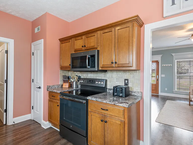 584 Laurel Ln — Photo 8