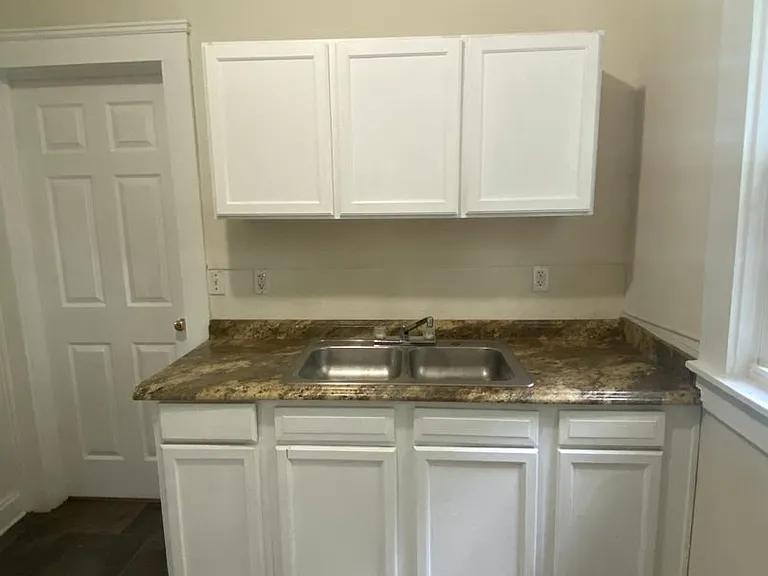 9808 Parmelee Ave — Photo 5