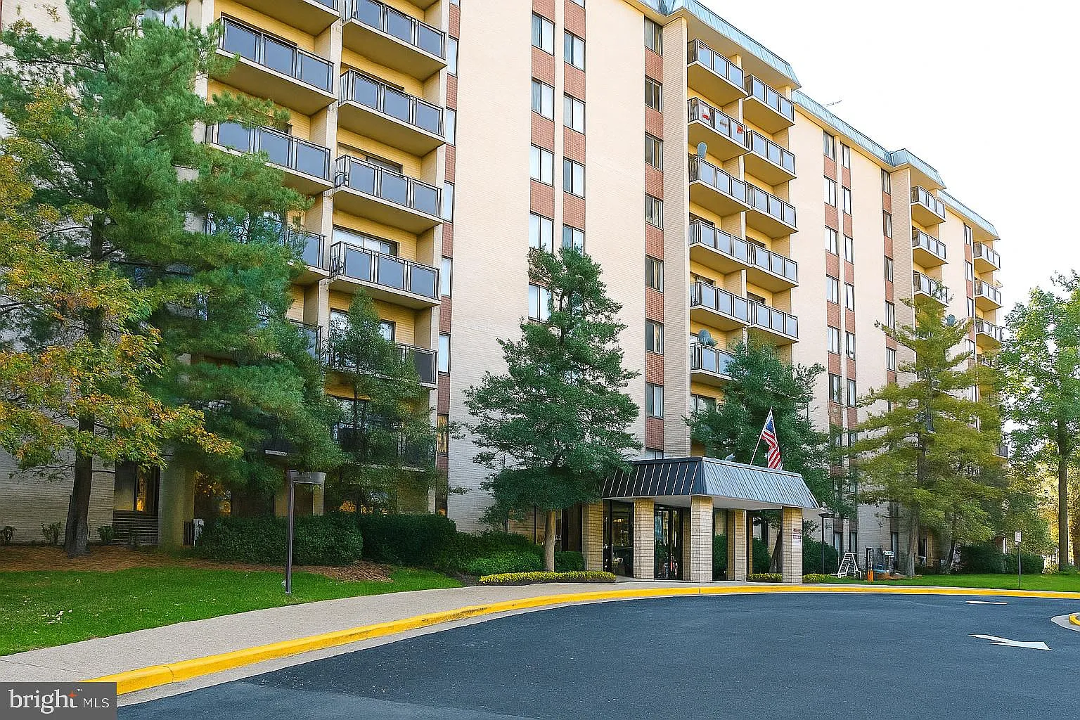 Woodlake Towers Condo — Photo 2