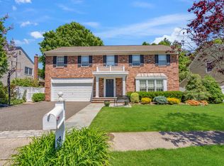 4 Caren Ct, Syosset, NY 11791