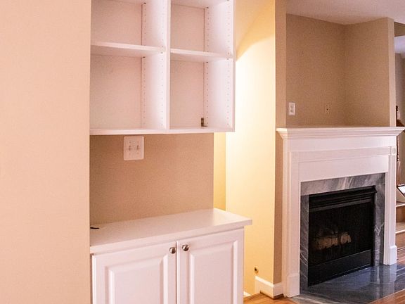 4th image of 2405 N Greenbrier Ct