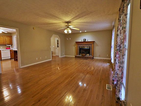 2nd image of 835 Lindsey Ln