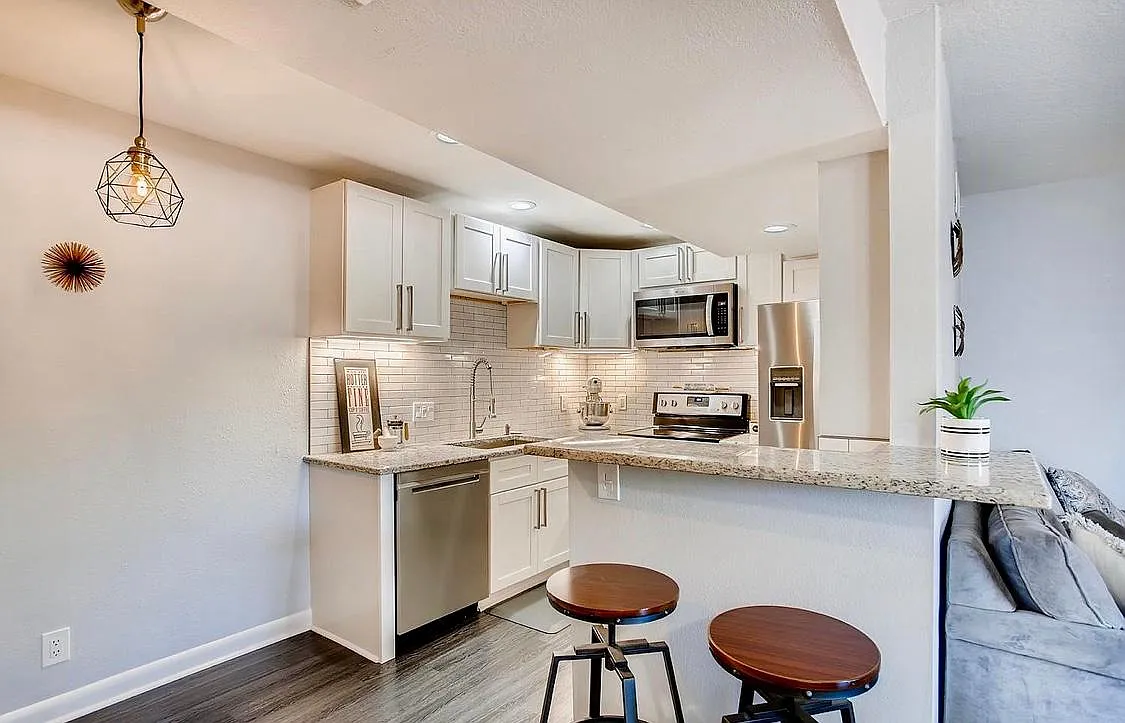 1 bed, 1010 sqft, $1,950 — Photo 2
