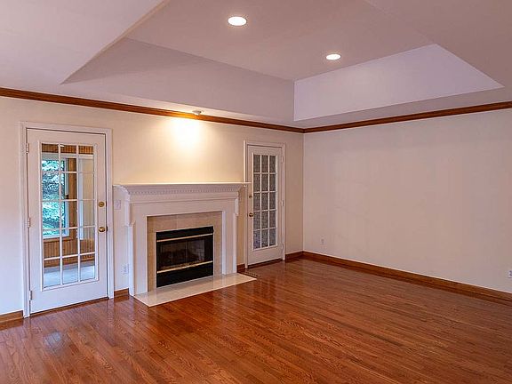 5th image of 306 Hampton Hill Dr