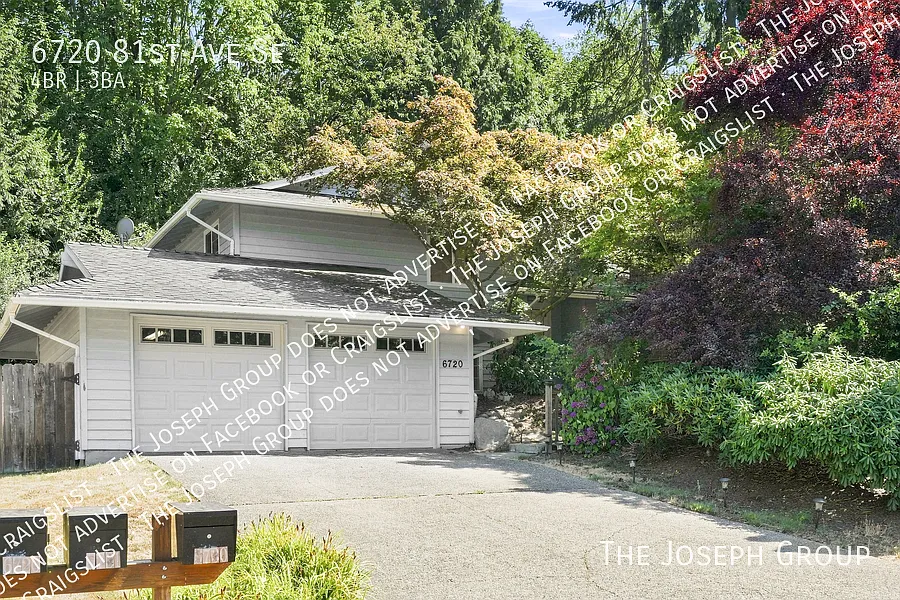A Spacious 4-Bedroom Gem in Mercer Island — Photo 1
