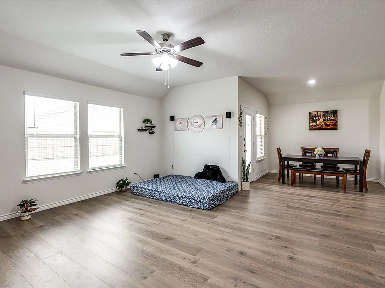 1307 Colonial Bluff Ln — Photo 4