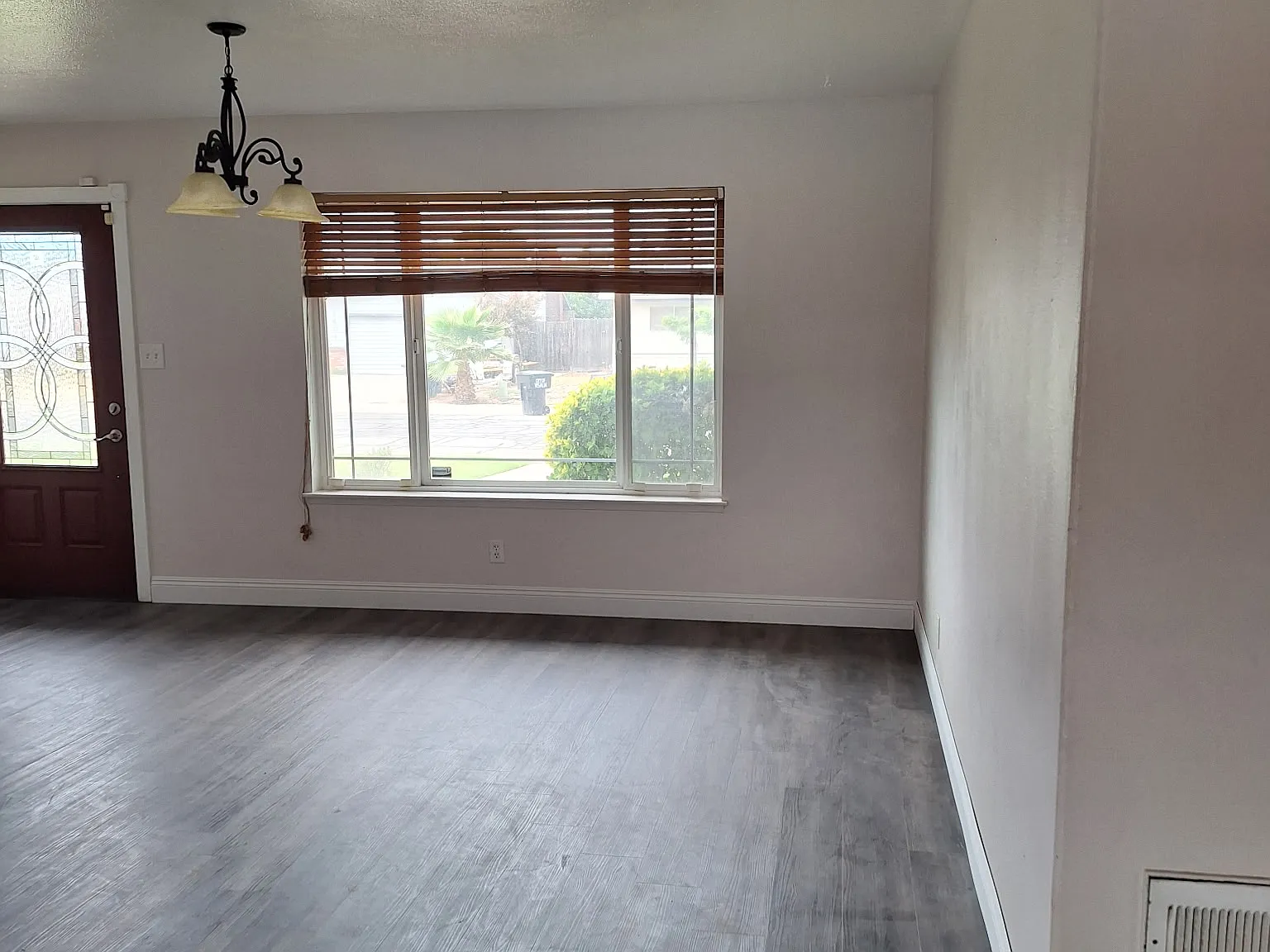 4 bed, 1819 sqft, $3,100 — Photo 2