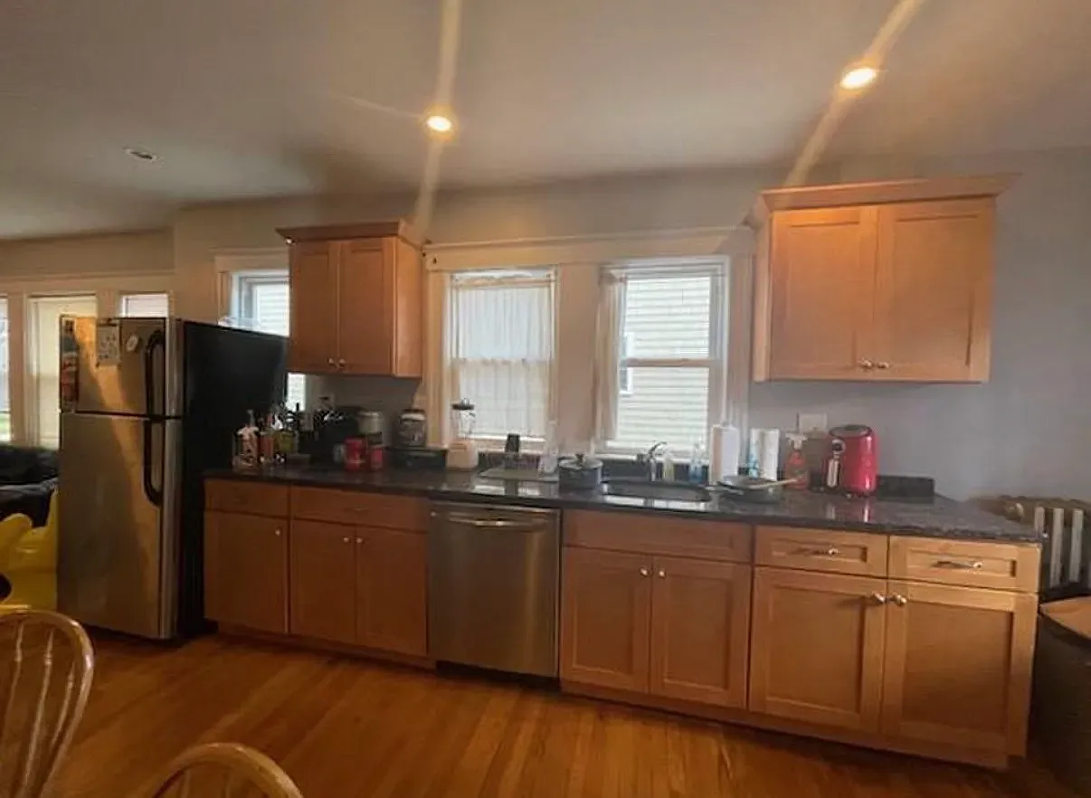 6 bed, 2600 sqft, $8,100 — Photo 4