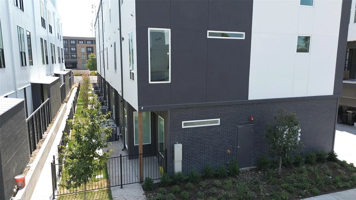 Building Photo - 4308 Roseland Ave #103