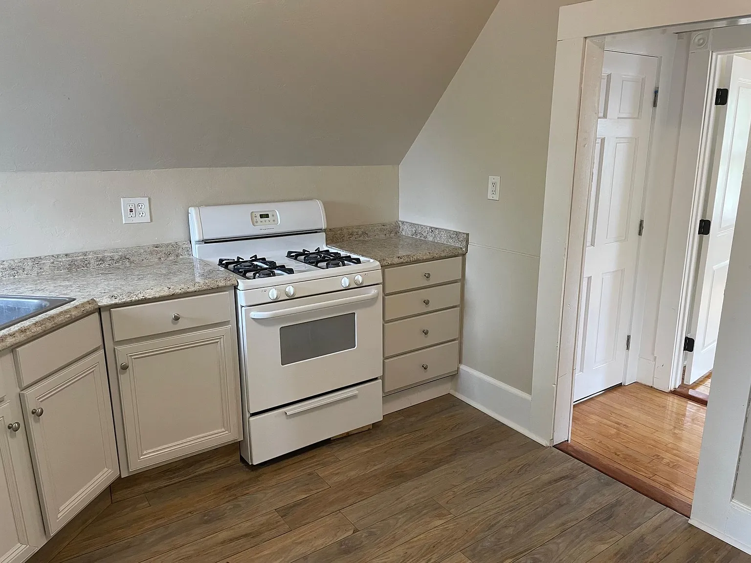 2 bed, 750 sqft, $2,200 — Photo 4