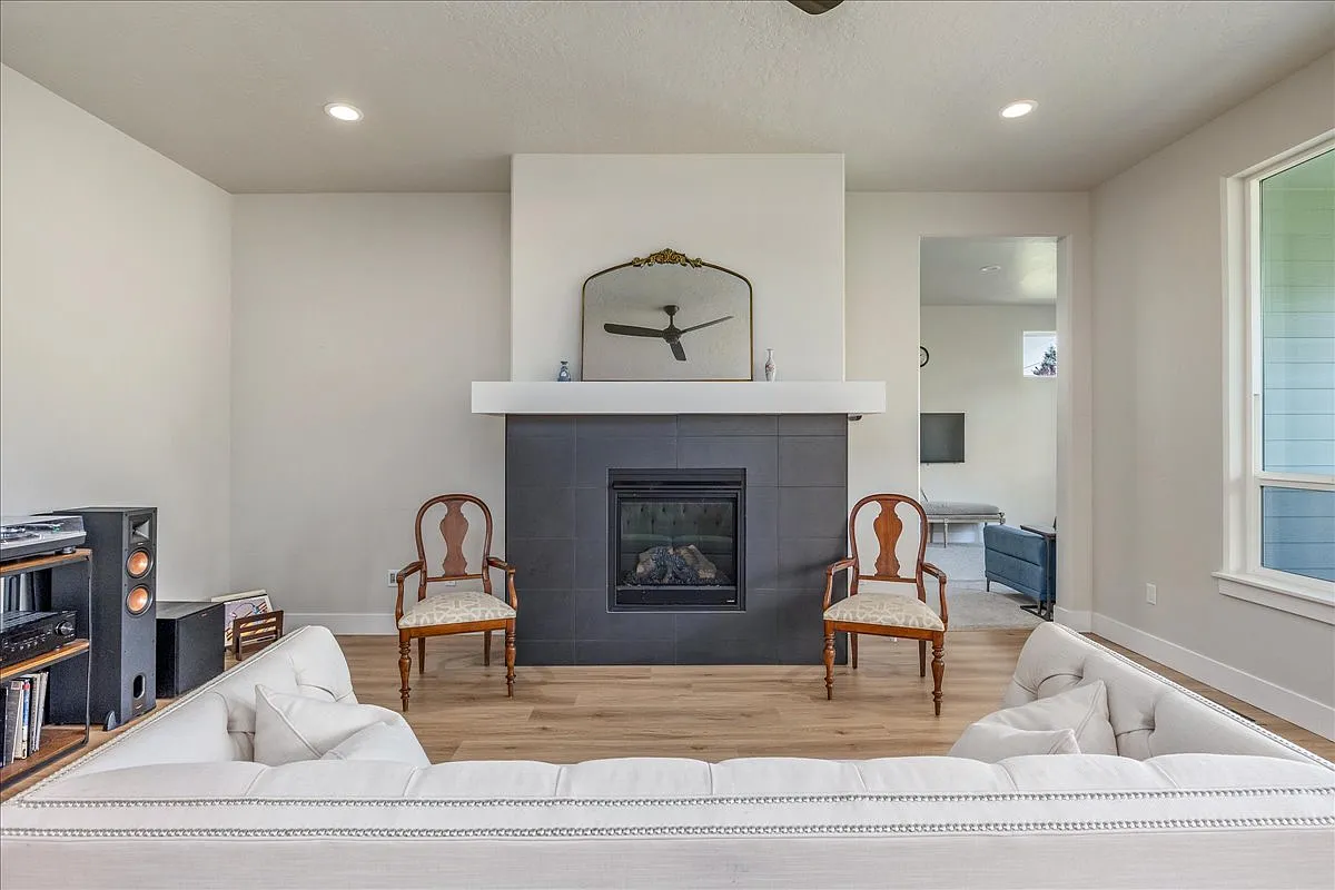 4 bed, 3380 sqft, $3,600 — Photo 4