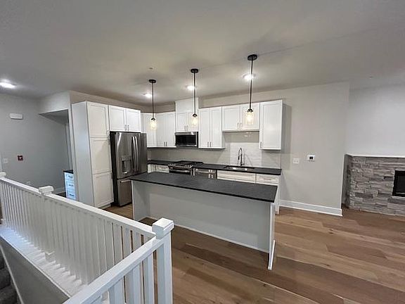 2nd image of 614 Fairview Ave NE #1