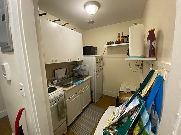 4th image of 525 Beacon St APT 1