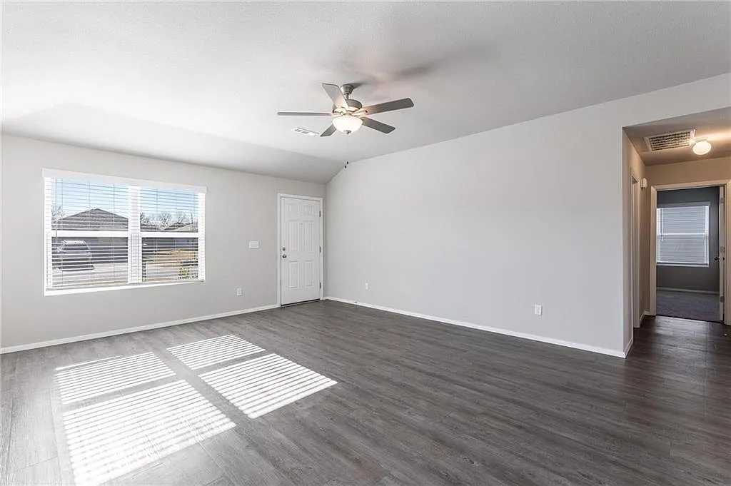 3 bed, 1440 sqft, $800 — Photo 4