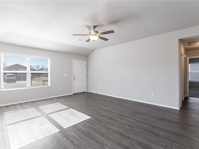 980 E Starling St — Photo 4
