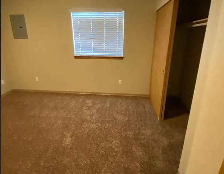 ALLEN CREEK APARTMENTS — Photo 14