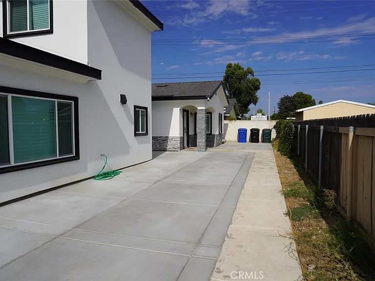 148 S Lark Ellen — Photo 3