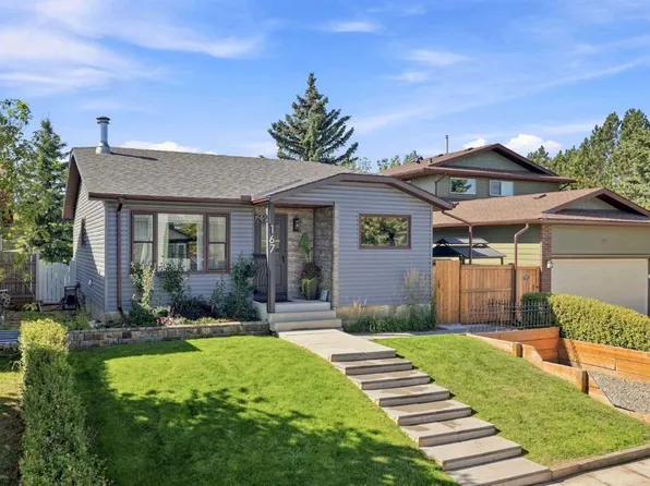 167 N Bernard Way NW, Calgary, AB T3K 2E8