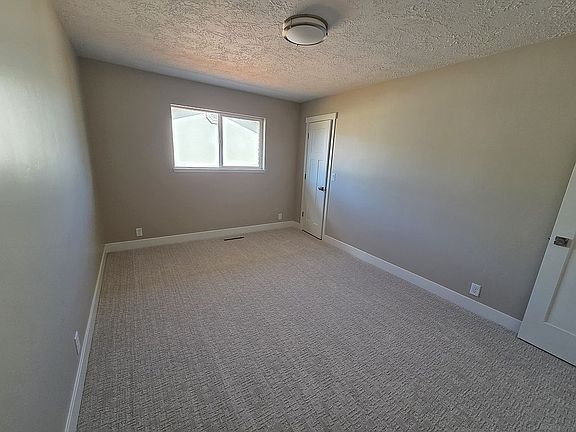 5th image of 712 N Crestview Dr