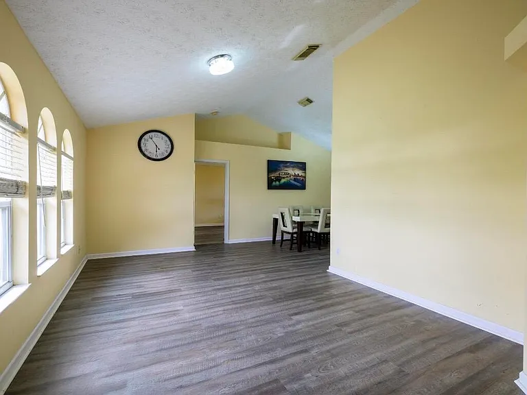 353 NW Ferris Dr — Photo 6