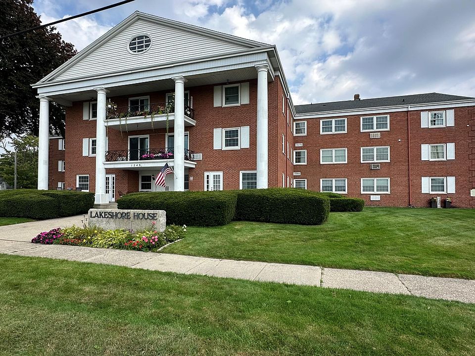 1st image of 1249 Lakeshore Dr APT 225