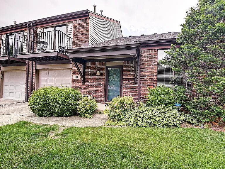 311 E Saint Clair St — Photo 2