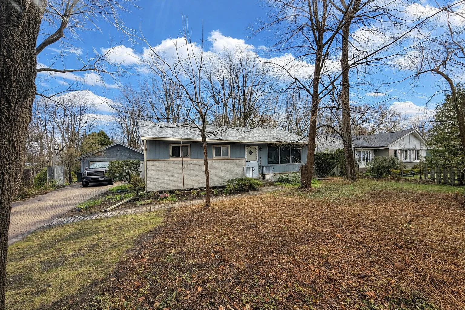 210 Hill Ave photo 1