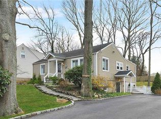 19 Valleywood Dr, Huntington Station, NY 11746