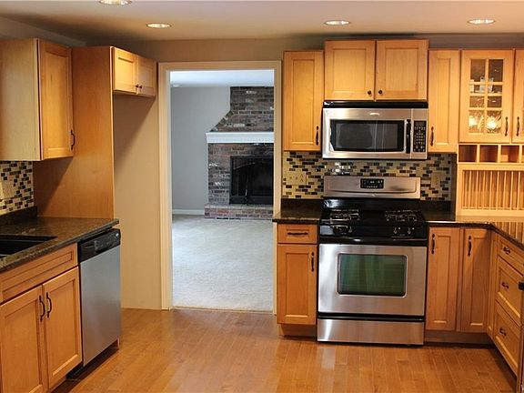4th image of 452 Meadow Dr