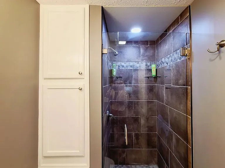 404 Bainbridge Ct #E2 — Photo 3