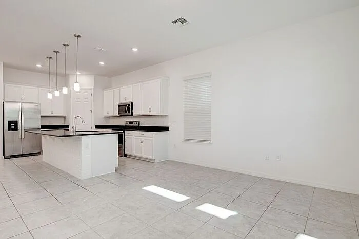 4 bed, 2.5 bath, 2070 sqft, $3,200 — Photo 4
