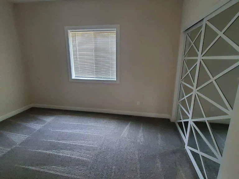 802 E North St — Photo 7