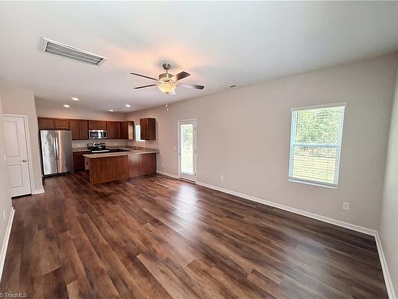 3rd image of 1925 Glenburn Dr