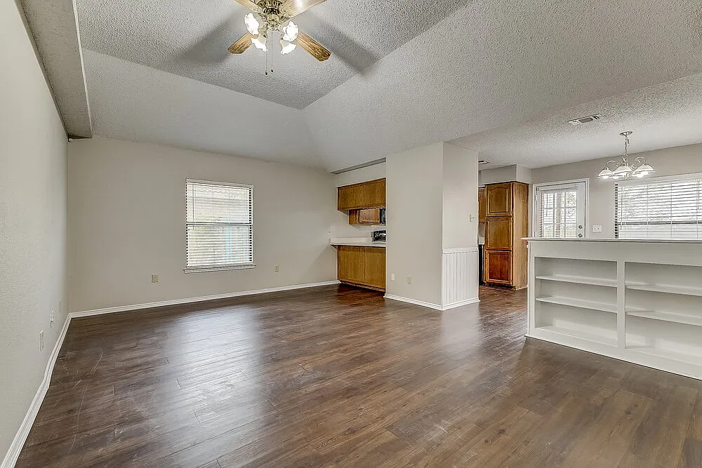 3 bed, 2.0 bath, 1368 sqft, $1,960 — Photo 3