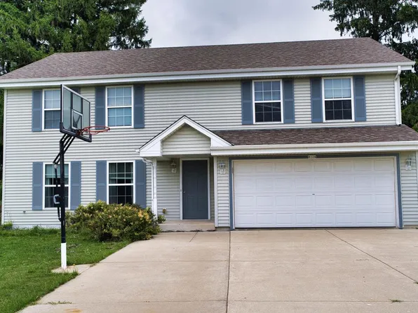 8124 South Wynona DRIVE, Oak Creek, WI 53154