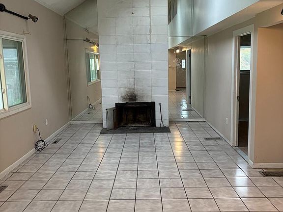 4th image of 140 Glendale St