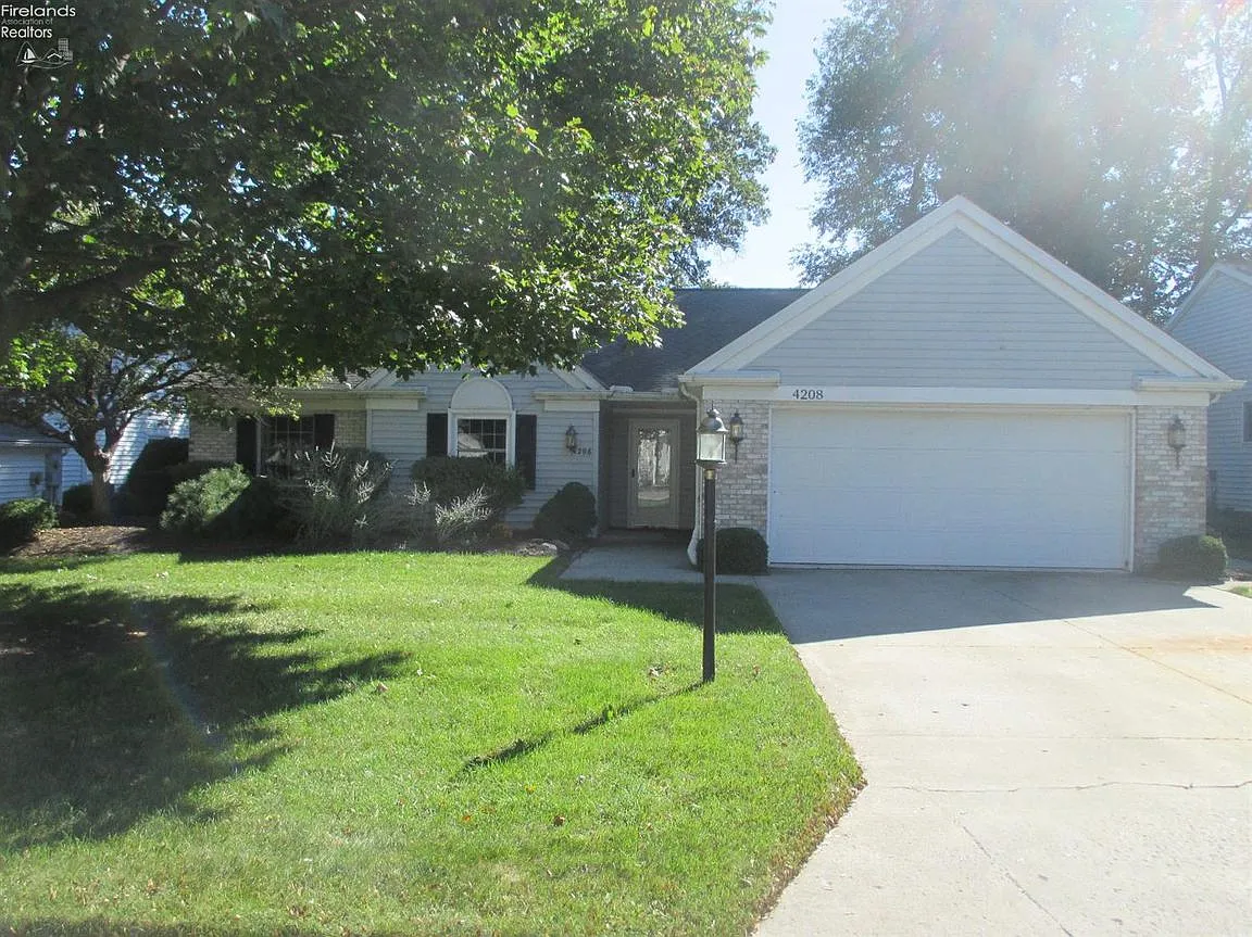 4208 Woodridge Dr photo 1