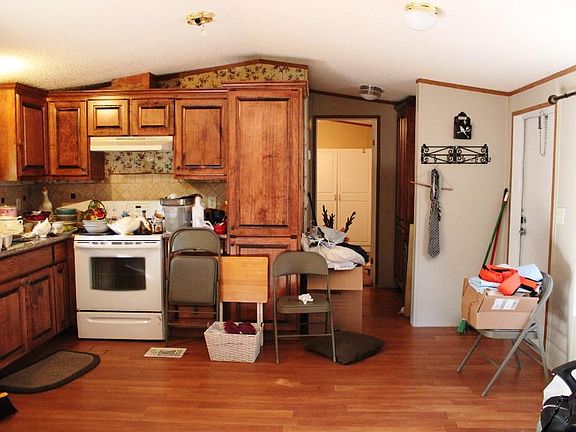 4th image of 104 E Sterling St
