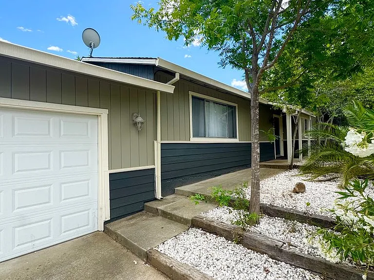 1502 Cottonwood Ave — Photo 1