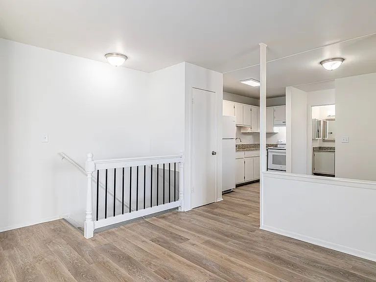 Taylor Gardens Apartments — Photo 32