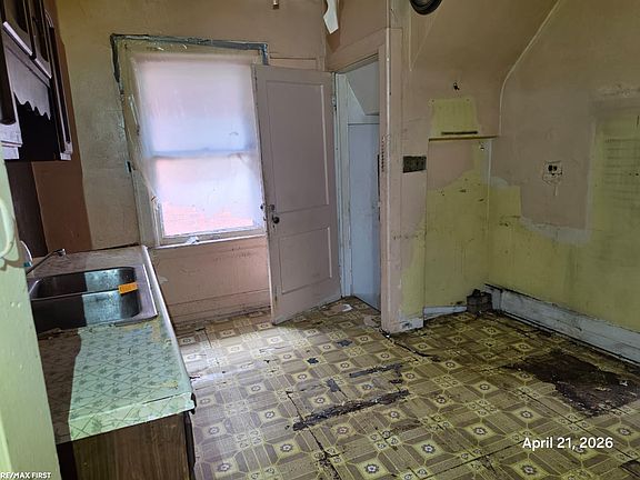 5th image of 1615 Taylor St