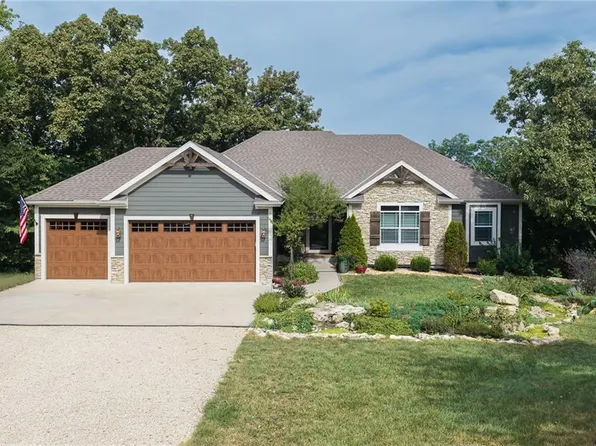17361 Blue Moon Ln, Tonganoxie, KS 66086