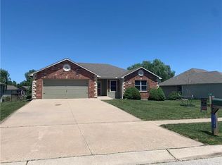 2121 Willow Bend Dr, Tonganoxie, KS 66086