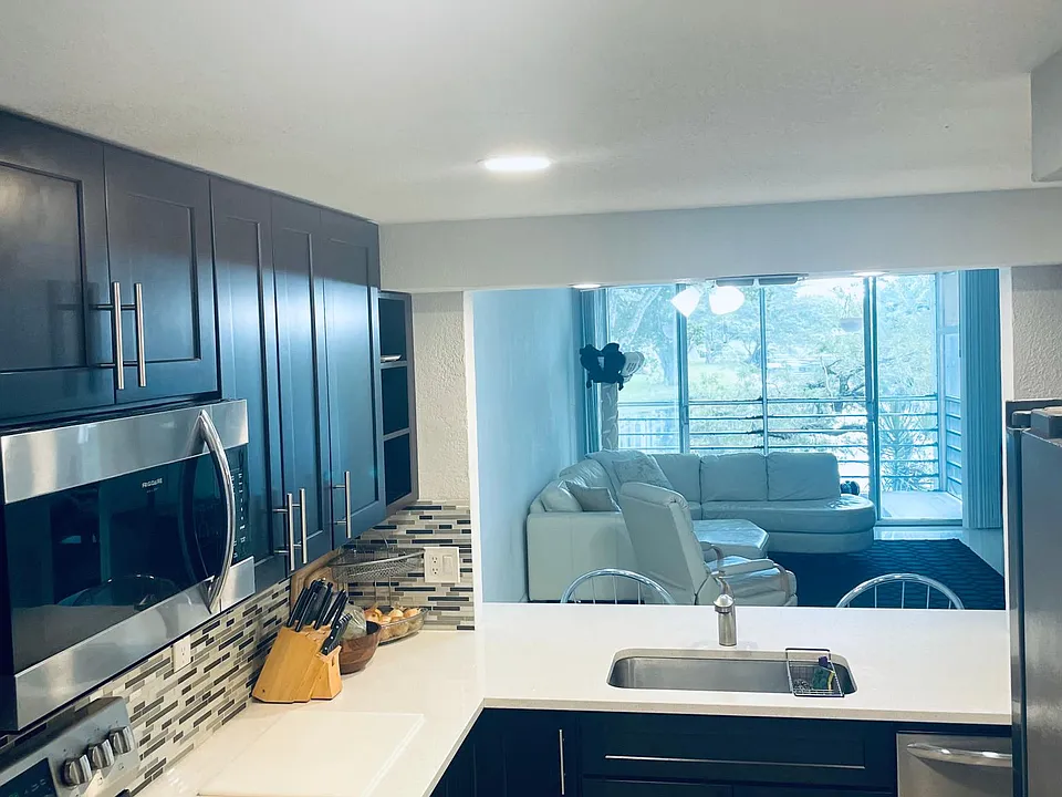 9340 Lagoon Pl #205