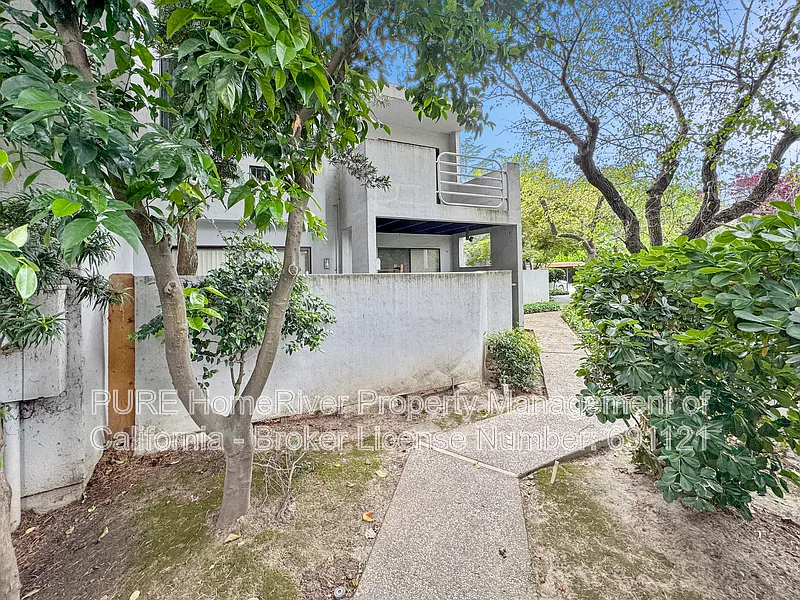 2 bed, 1.0 bath, 1040 sqft, $1,600 — Photo 3