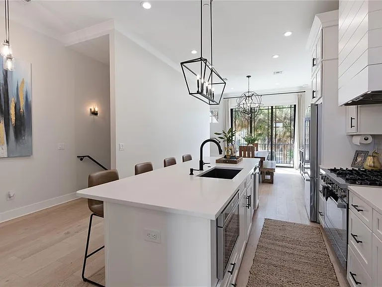 64 N Park Ave — Photo 12